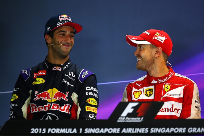 Ætli Daniel Ricciardo sé að grátbiðja Sebastian Vettel um að redda sér 2016 Ferrari vél?