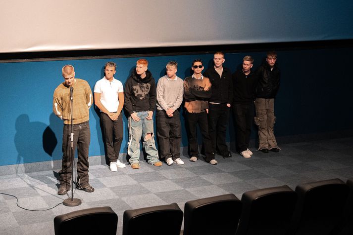 Hópurinn á bak við lagið Ráðinn. Þeir voru að frumsýna tónlistarmyndband sem má sjá hér í pistlinum. Á myndinni eru Egill Airi Daníelsson, Maron Birnir Reynisson, Helgi Trausti Stefánsson, Lindi Banushi, Ívar Páll Arnarsson, Theodór Gísli Sigurgeirsson, Kristján Saenz, Tryggvi Þór Torfason, Stefán Logi Herrmannsson og Ísak Örn Friðriksson.