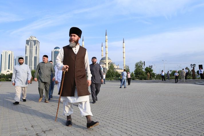 Andlegur leiðtogi Téténíu, Salah-haji Mezhiev, hótaði blaðamönnum refsingu. Hann sést hér virða fyrir sér minnismerki í Grozny, höfuðborg Téténíu.