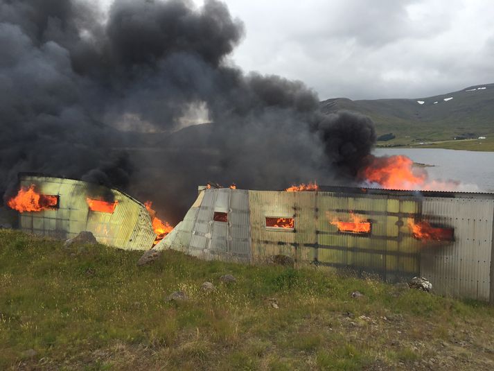Mikinn reyk lagði frá bátaskýlunum.