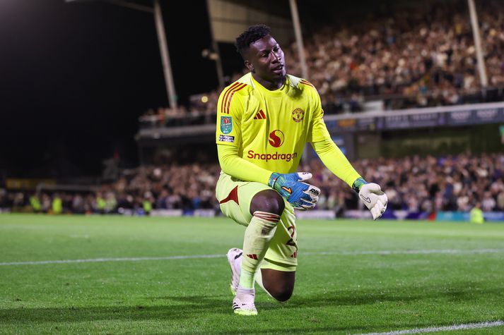 André Onana og félagar hans í Manchester United eru úr leik í enska deildabikarnum eftir tap fyrir D-deildarliði Grimsby Town.