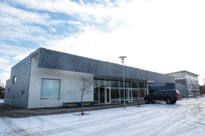 Taska sem innihélt skotvopn fannst á syllu á þaki Laugalækjarskóla fyrir rúmri viku.