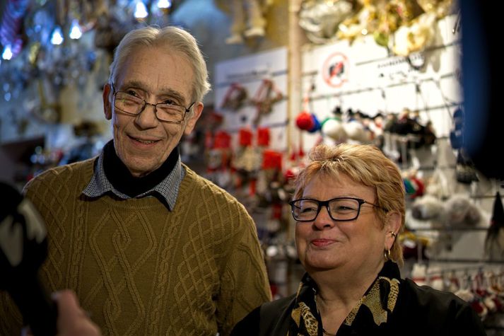 Hjónin Gunnar og Anne Helen hafa staðið vaktina í Litlu jólabúðinni í tuttugu og tvö ár. Nú standa þau á tímamótum.