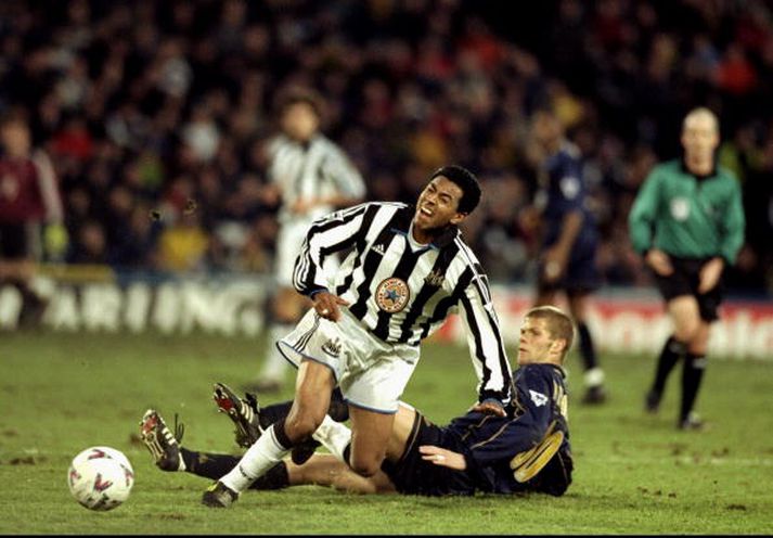 "Nobby" Solano var lengi lykilmaður hjá Newcastle. Hér fær hann að finna fyrir því í baráttu við Hermann Hreiðarsson.