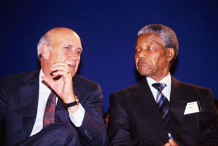 FW de Klerk og Nelson Mandela hlutu í sameiningu Friðarverðlaun Nóbels árið 1993.