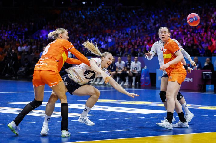 Henny Ella Reistad skorar hér eitt af mörkum sínum í undanúrslitaleiknum.