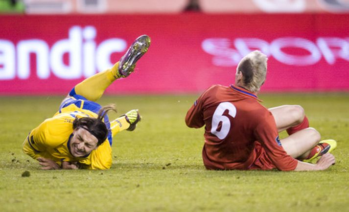 Peteru Racu leikmaður Moldavíu tæklaði Zlatan Ibrahimovic duglega í leiknum í kvöld.