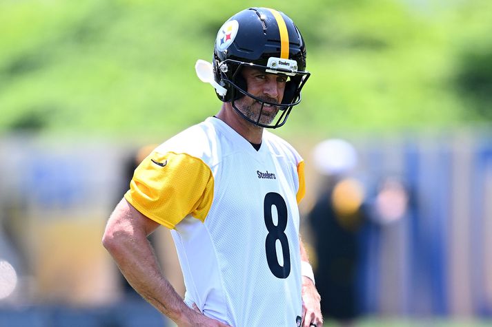 Aaron Rodgers með hjálminn á æfingu hjá Pittsburgh Steelers.