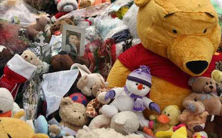 Gjafir gefnar í minningu drengsins „P“ sem fannst látinn á heimili sínu í ágúst 2007 eftir að hafa sætt ofbeldi alla sína 18 mánaða löngu ævi.