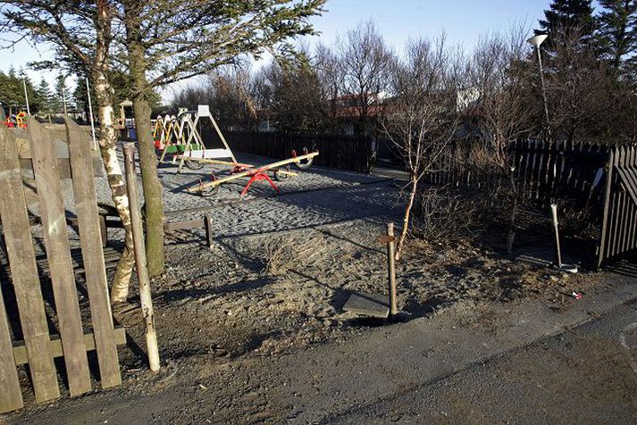 Leikskólalóð Ökumaður bílsins ók í gegnum grindverkið í kringum skólann, en engin börn voru að leik á lóðinni þegar óhappið varð.Fréttablaðið/Valli