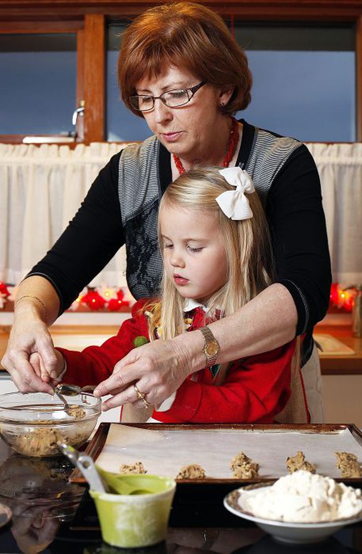 Áslaug Lilja, amma Áslaug og Sigurjón Kári smakka á hinum ljúffengu smákökum sem kenndar eru við Sigga.