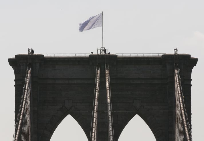 Þessi sjón blasti við New York-búum sem litu á Brooklyn-brúna í gærmorgun.