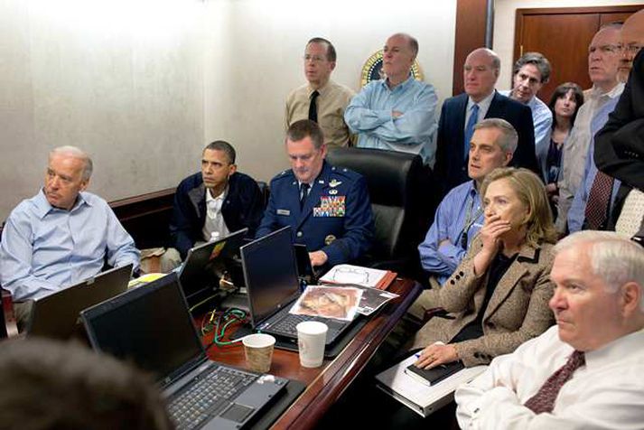 Barack Obama, Hillari Clinton fylgjast með áhlaupi sérsveitarmanna á felustað Bin Ladens.