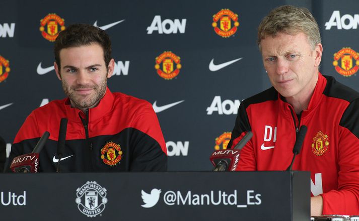 Mata með knattspyrnustjóranum David Moyes á fundinum í dag.