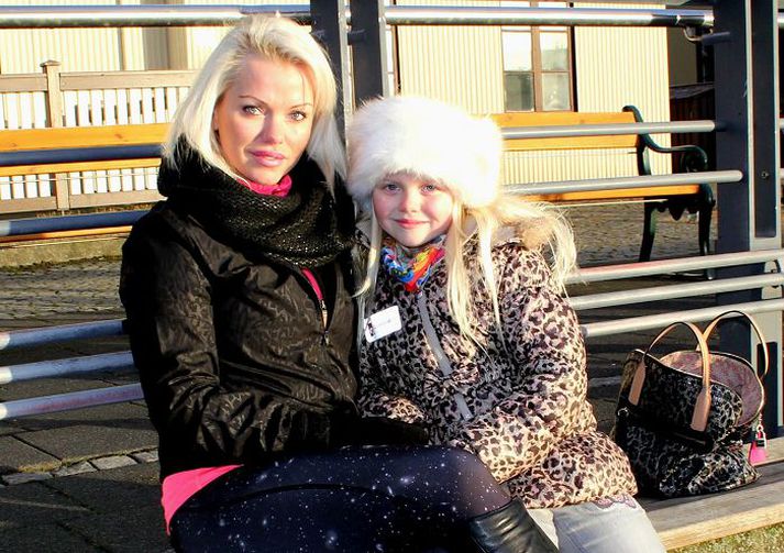 Mæðgurnar Ásdís Rán og Victoría Rán sælar saman í afslöppun við Tjörnina í Reykjavík.