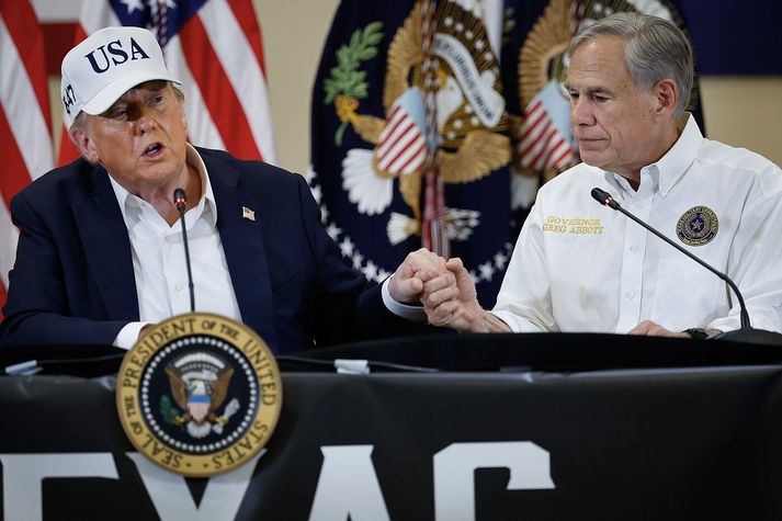 Donald Trump, forseti Bandaríkjanna, og Greg Abbott, ríkisstjóri Texas.