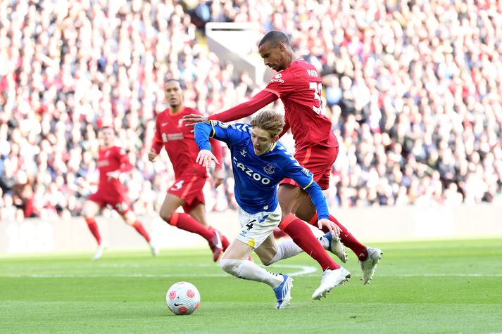 Atvikið umdeilda þegar Anthony Gordon féll eftir viðskipti við Joël Matip í viðureign Liverpool og Everton.