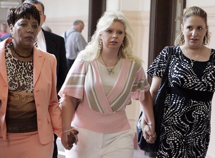 Sagði grátandi við réttarhöldin að Hose hefði svipt sig sakleysinu.