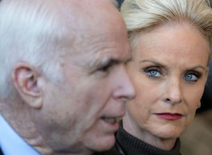 John McCain ásamt Cindy, eiginkonu sinni. Mynd/ AFP