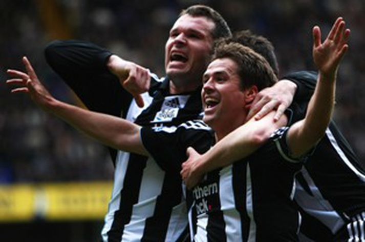 Mark Viduka og Michael Owen fagna marki þess síðarnefnda í dag
