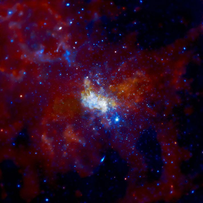 Risasvartholið Sagittarius A* er í miðju Vetrarbrautarinnar. Nærri miðjunni virðist annað en minna risasvarthol vera að finna.