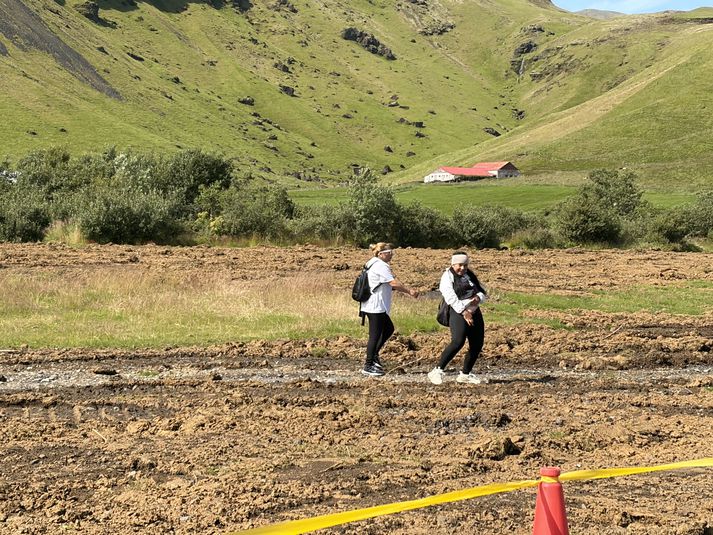 Meintu vasaþjófarnir við Skógafoss glenntu sig að ferðamanninum þegar hann sakaði þá um þjófnað.