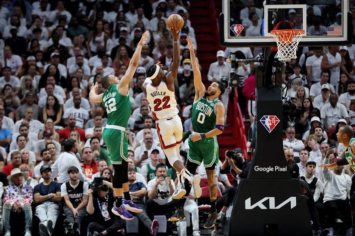 Jimmy Butler og Jayson Tatum fóru fyrir sínum liðum í nótt.