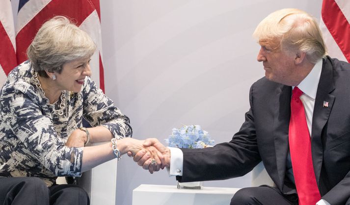 Theresa May og Donald Trump takast hér í hendur á fundinum í dag.