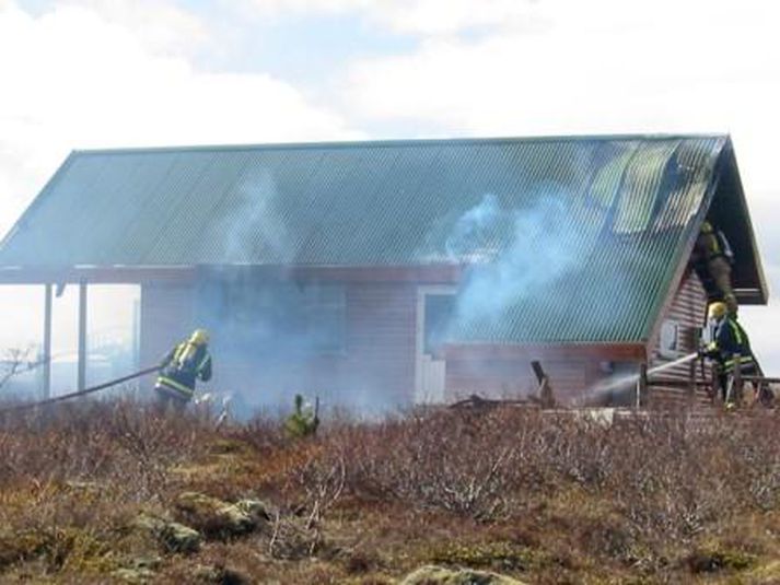 Grunur leikur á að einhver hafi kveikt í bústaðnum. Mynd/sunnlendingur.is