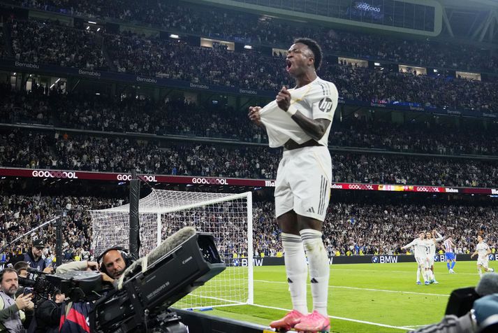 Vinícius Júnior fagnar marki í nágrannaslagnum á móti Atlético de Madrid á Santiago Bernabeu-leikvanginum.