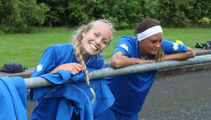 Eyjastelpurnar Elísa Viðarsdóttir og Kristín Erna Sigurlásardóttir bregða á leik í Skotlandi.