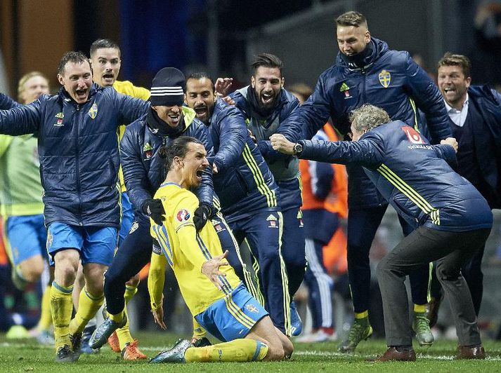 Zlatan fagnar seinna marki sínu í kvöld.