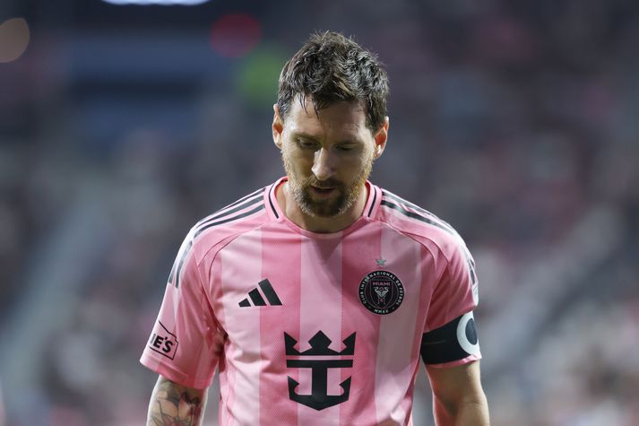 Messi gekk niðurlútur af velli í nótt. 