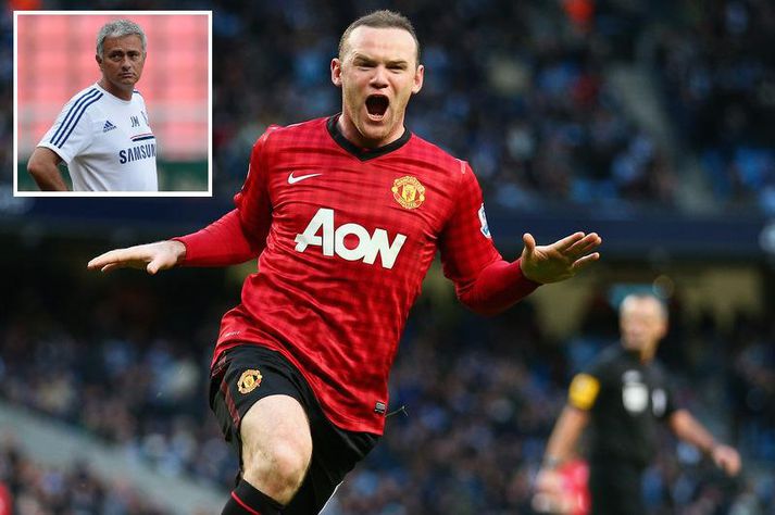 Rooney í leik með Manchester United. Mourinho  sést hér í vinstra horninu