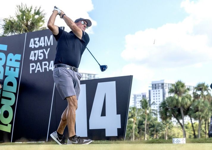 Phil Mickelson í keppni á LIV-mótaröðinni. Hann þáði fúlgur fjár frá fjárfestingasjóð Sádi-Arabíu til þess að keppa þar í skugga sögusagna um að hann hefði spilað rassinn úr buxunum í fjárhættuspilum.