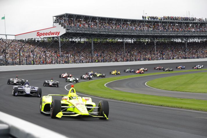 Frá Indy 500-kappakstrinum í maí. Fremstur í flokki fer Simon Pagenaud, ökumaður Penske, sem hrósaði sigri.