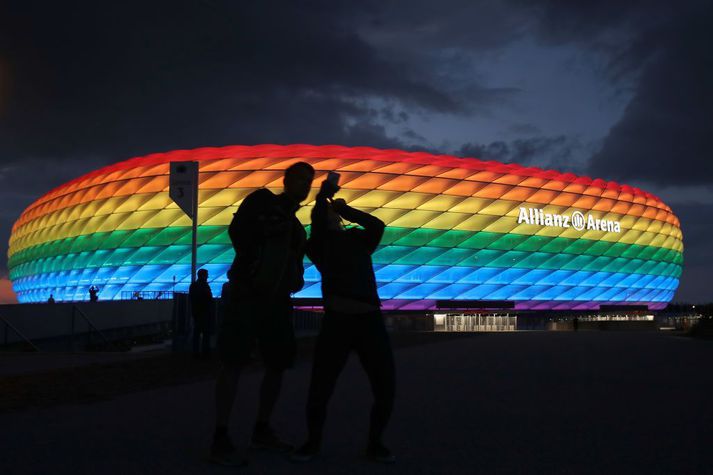 Til stóð að Allianz leikvangurinn yrði lýstur upp í regnbogalitum en UEFA hafnaði því.