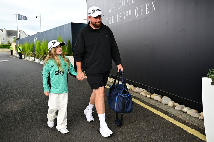 Shane Lowry með dóttur sinni Iris Lowry fyrir Opna meistaramótið í fyrra.