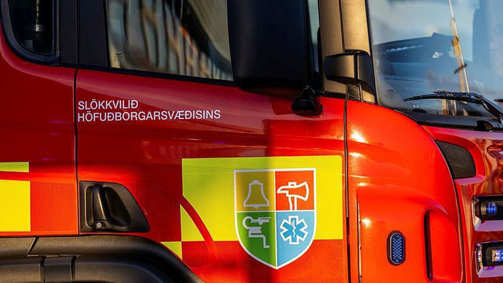Fjöldi viðbragðsbíla kom á vett­vang falsboðs