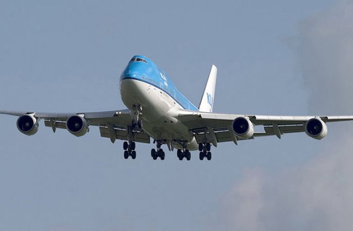 KLM-vélin hélt áfram för sinni um hálfsex.