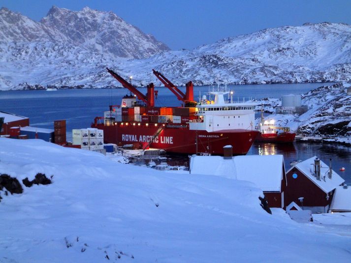 Danska fyrirtækið Royal Arctic Line annast nær alla flutninga til Grænlands. Myndin er tekin við höfnina í Tasiilaq við austurströnd Grænlands. Skipið Irena Arctica affermir vörur, þar á meðal jólatré.