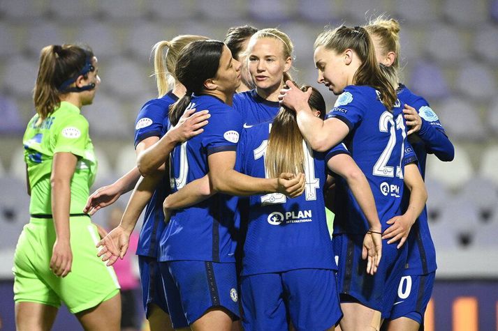 Pernille Harder og stöllur hennar í Chelsea fagna marki í sigrinum gegn Wolfsburg.