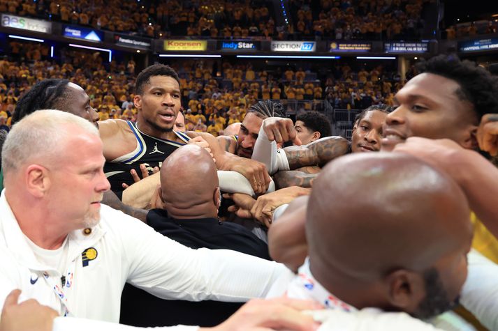 Giannis Antetokounmpo var með þrefalda tvennu gegn Indiana Pacers en það dugði ekki til.