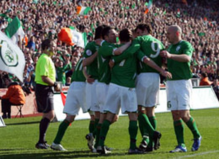 Írar fagna sigurmarki Stephen Ireland í dag.