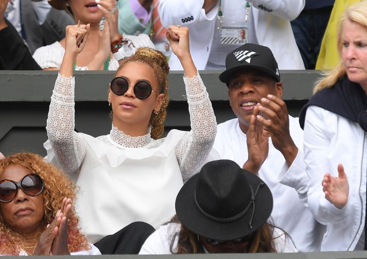 Beyonce var í góðu stuði ásamt eiginmanni sínum, Jay-Z, þegar Serena sigraði á Wimbledon.