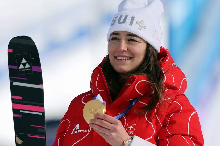 Mathilde Gremaud á verðlaunapallinum með Ólympíugullverðlaunin sín en hún vann skíðafimi kvenna á öðrum leikunum í röð.