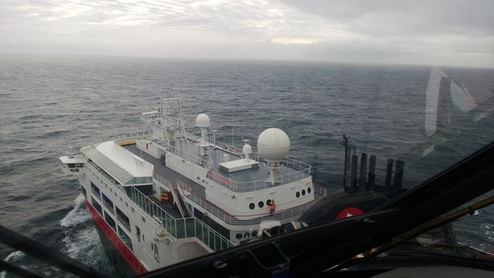 Séð úr TF-GNÁ, þyrlu Gæslunnar, en hún þurfti að sækja veikan mann um borð.