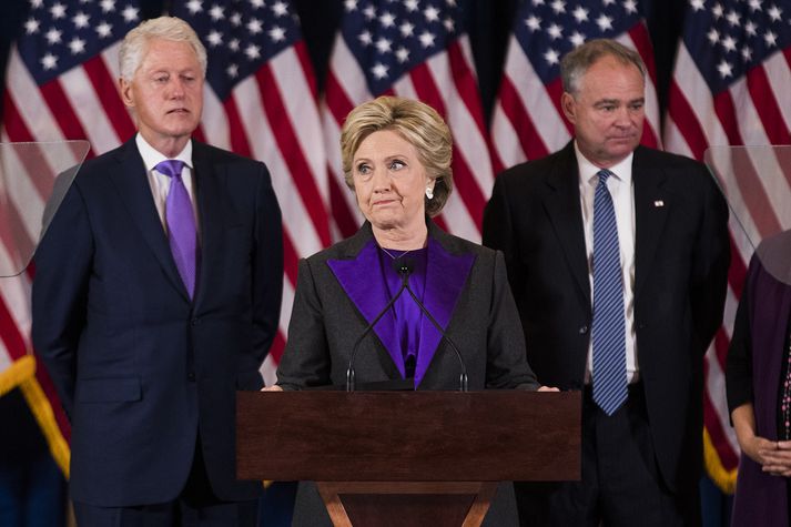 Hillary Clinton ásamt eiginmanni sínum Bill Clinton og meðframbjóðanda Tim Kaine þegar hún ávarpaði stuðningsmenn sína í dag.