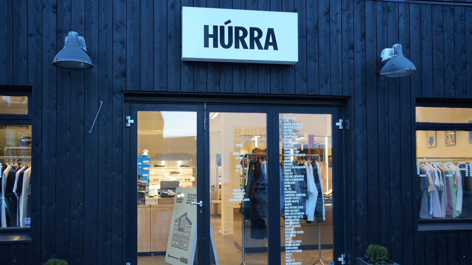 Húrra dregur saman seglin