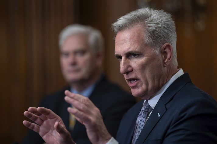 Kevin McCarthy sagði eftir að frumvarpið var samþykkt í fulltrúadeildinni að uppreisnarmenn í þingflokk hans gætu reynt að víkja honum úr sessi, eftir að hann lagði kröfur þeirra til hliðar og kom bráðabirgðafjárlögum í gegnum þingið með aðstoð Demkrata.